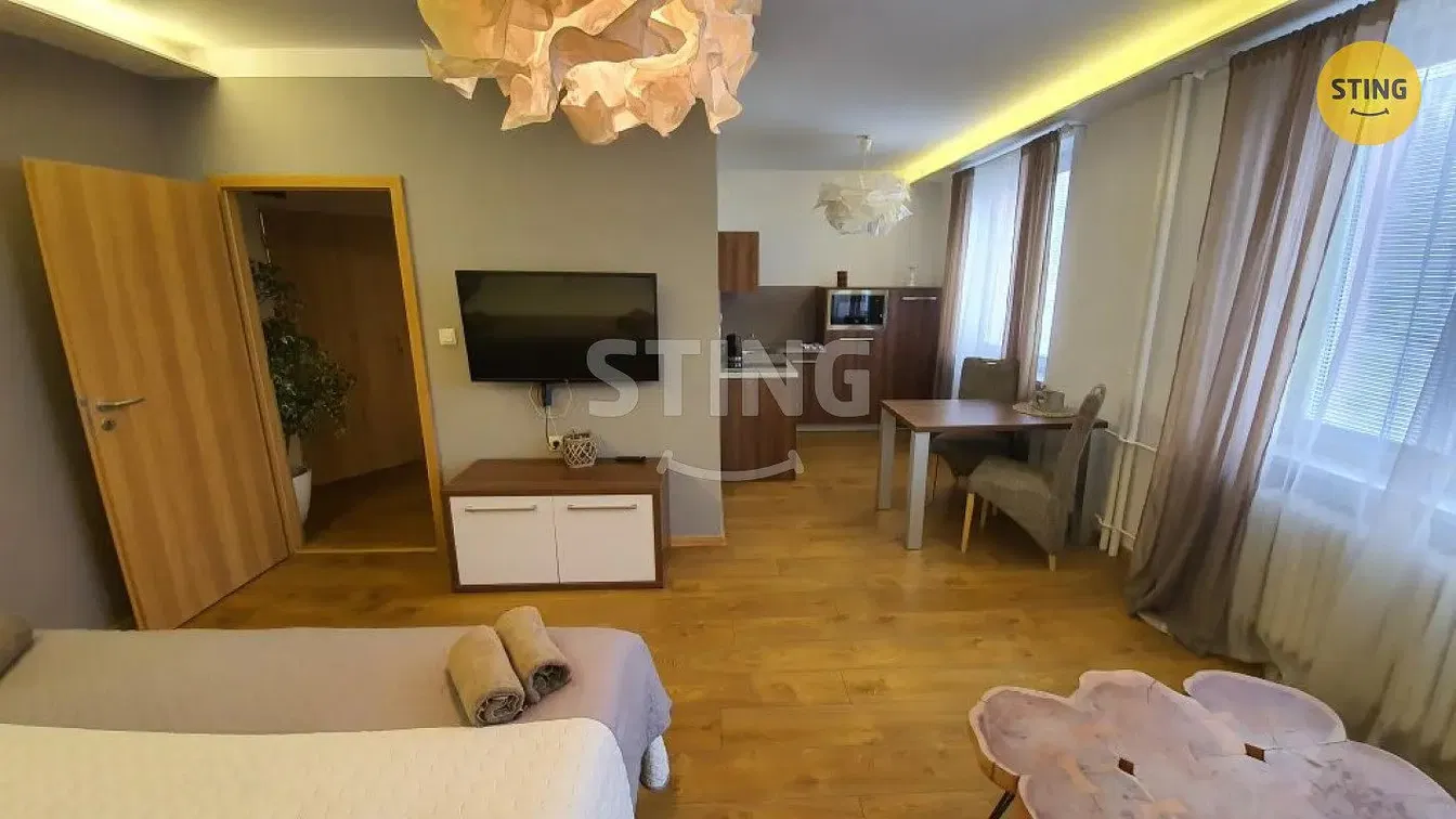 Küche; küchengeräte, holzboden, tageslicht, moderner stil