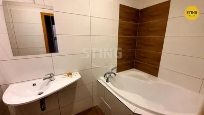 Salon; podłoga drewniana, światło dzienne, styl nowoczesny