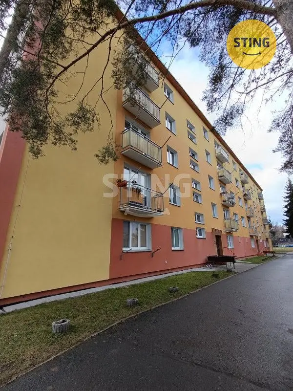 Kuchnia; sprzęt kuchenny, podłoga drewniana, światło dzienne, styl nowoczesny