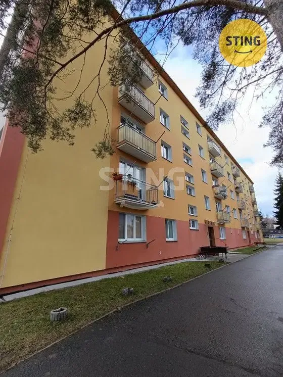 Кухиња; кухињски апарати, дрвени под, природно светло, модерни стил