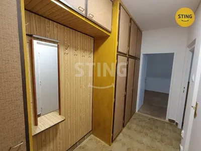 Kuchnia; sprzęt kuchenny, podłoga drewniana, światło dzienne, styl nowoczesny