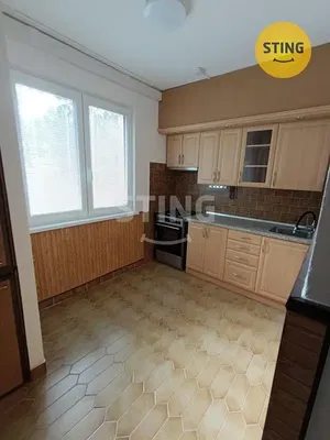 Salon; podłoga drewniana, światło dzienne, styl nowoczesny, wysokie sufity