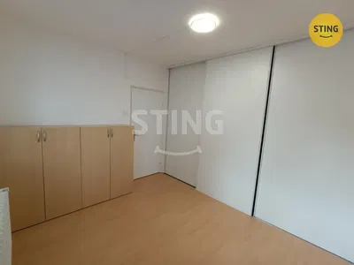 Kuchnia; sprzęt kuchenny, podłoga drewniana, światło dzienne, styl nowoczesny