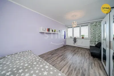 Salon; podłoga drewniana, światło dzienne, styl nowoczesny