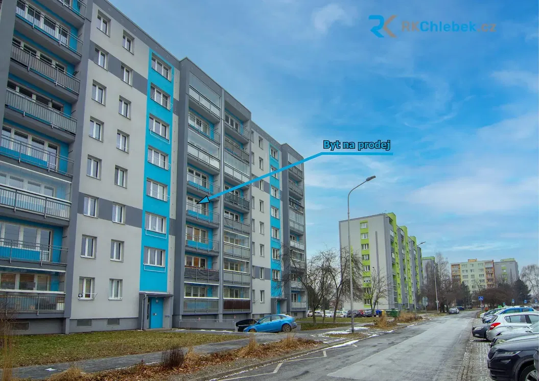 Хол; дървен под, естествена светлина, модерен стил, високи тавани