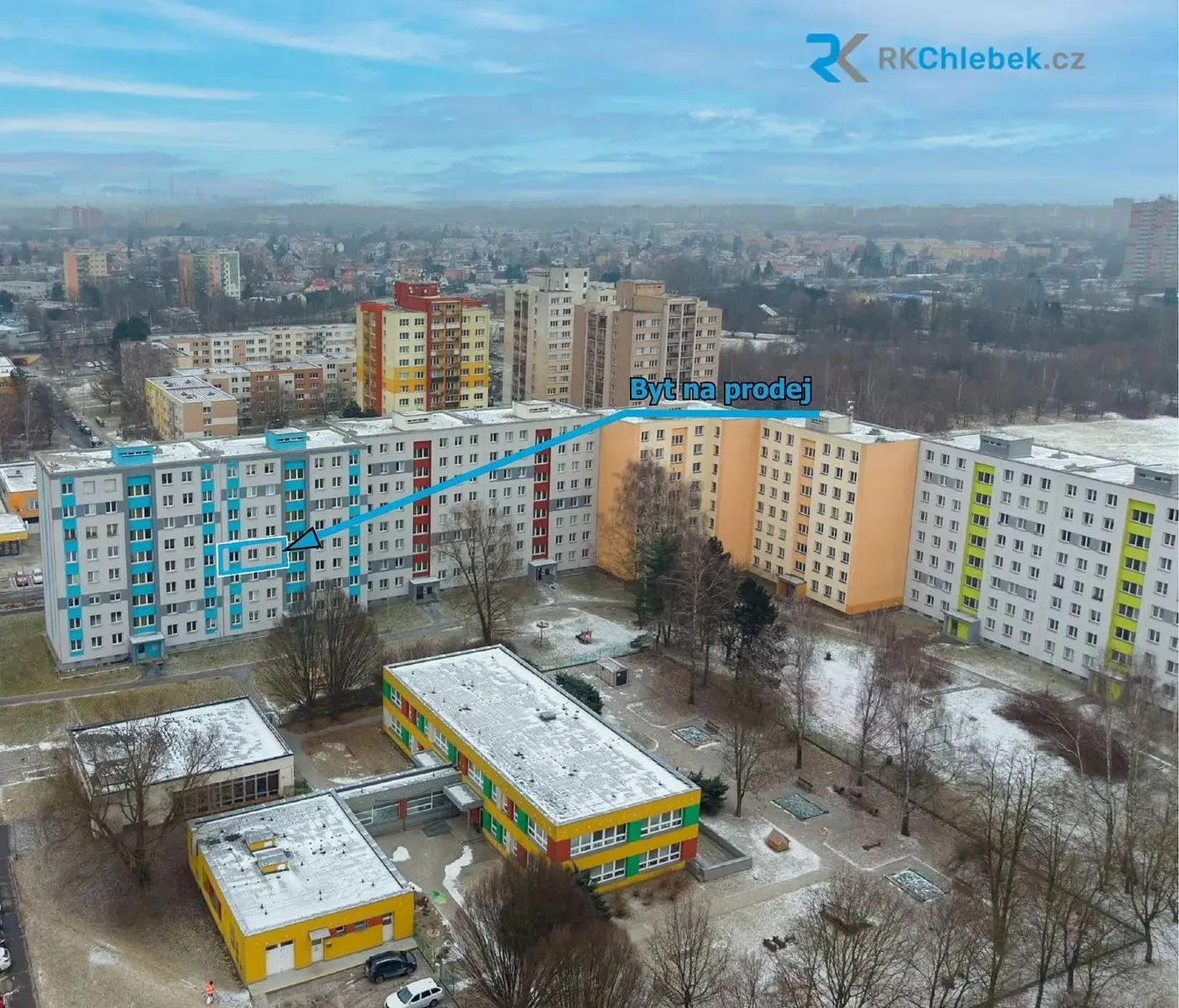 Хол; дървен под, естествена светлина, модерен стил