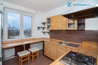 Kuchnia; sprzęt kuchenny, podłoga drewniana, światło dzienne, styl nowoczesny