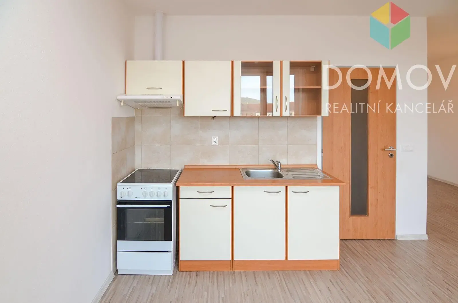 Kuchnia; sprzęt kuchenny, podłoga drewniana, światło dzienne, styl nowoczesny