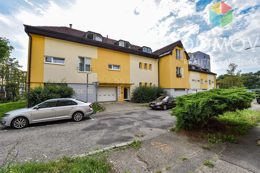 Salon; podłoga drewniana, światło dzienne, styl nowoczesny