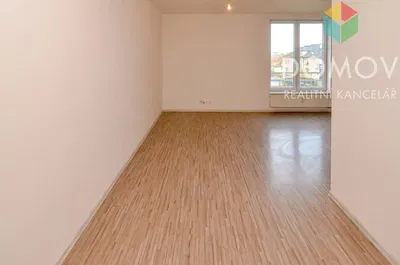 Salon; podłoga drewniana, światło dzienne, styl nowoczesny