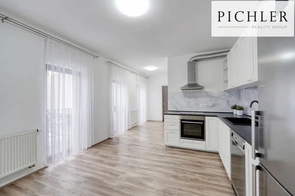 Хол; дървен под, естествена светлина, модерен стил