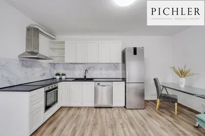 Хол; естествена светлина, дървен под, модерен стил