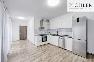 Хол; дървен под, естествена светлина, модерен стил, високи тавани