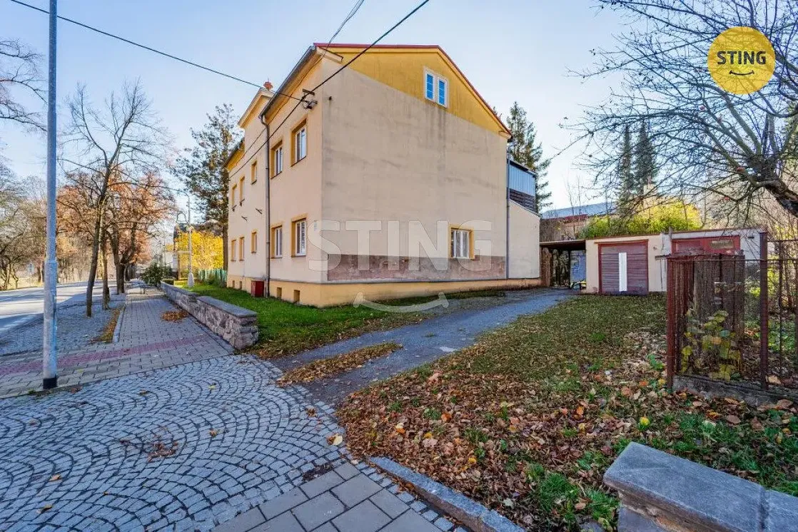 Кухиња; кухињски апарати, дрвени под, природно светло, модерни стил