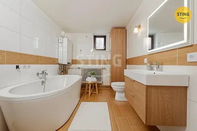 Дневна соба; дрвени под, природно светло, модерни стил