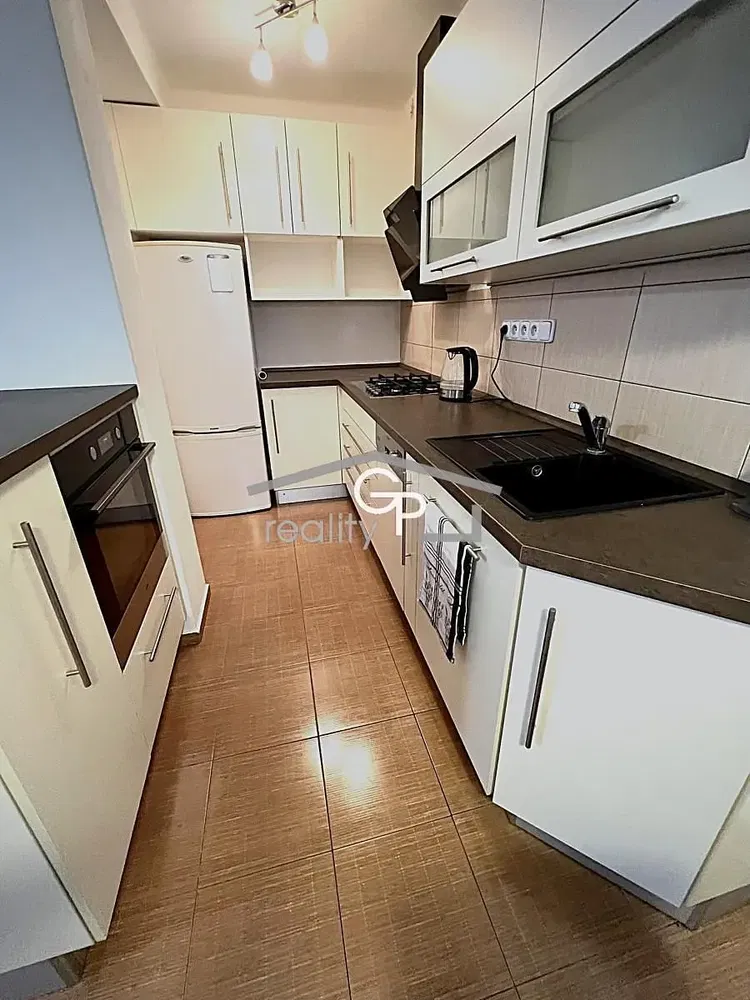 Sala de estar; chão de madeira, luz natural, estilo moderno