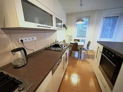 Sala de estar; chão de madeira, luz natural, estilo moderno