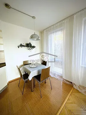 Sala de estar; chão de madeira, luz natural, estilo moderno, teto alto