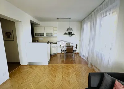 Sala de estar; chão de madeira, luz natural, estilo moderno