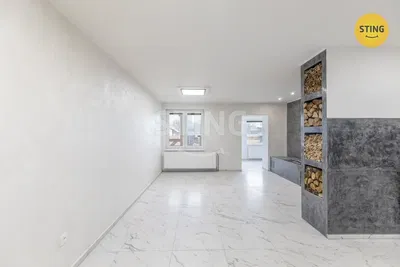 Хол; дървен под, естествена светлина, модерен стил