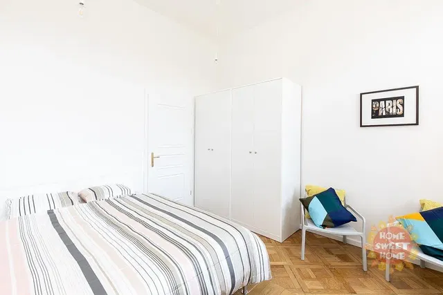 Хол; дървен под, естествена светлина, модерен стил, високи тавани