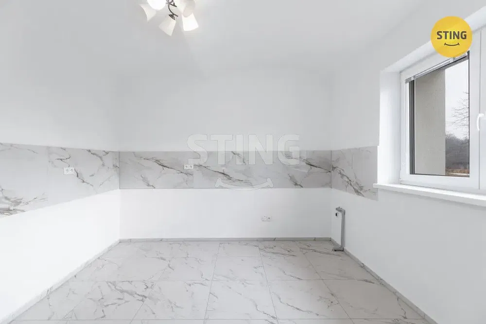 Хол; дървен под, естествена светлина, модерен стил