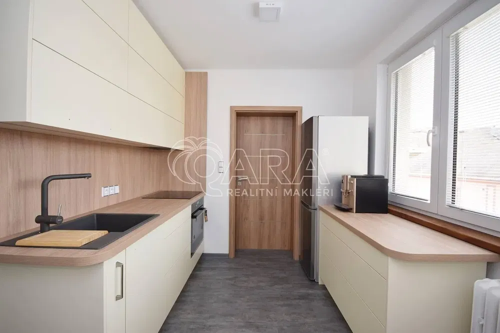 Cozinha; eletrodomésticos, chão de madeira, luz natural, estilo moderno