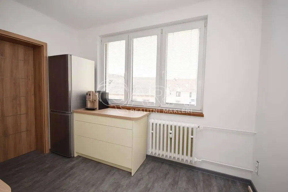 Sala de estar; chão de madeira, luz natural, estilo moderno