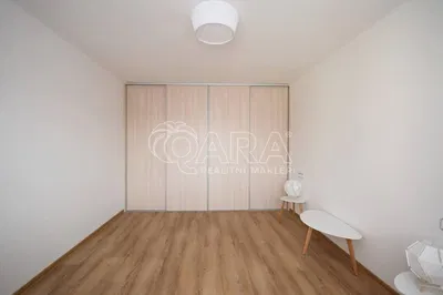 Sala de estar; chão de madeira, luz natural, estilo moderno
