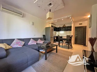 Obývací pokoj; dřevěná podlaha, přirozené světlo, moderní styl, vysoké stropy