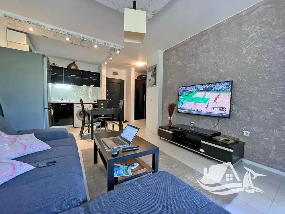 Obývací pokoj; dřevěná podlaha, přirozené světlo, moderní styl