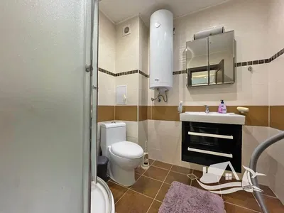 Obývací pokoj; dřevěná podlaha, přirozené světlo, moderní styl, vysoké stropy