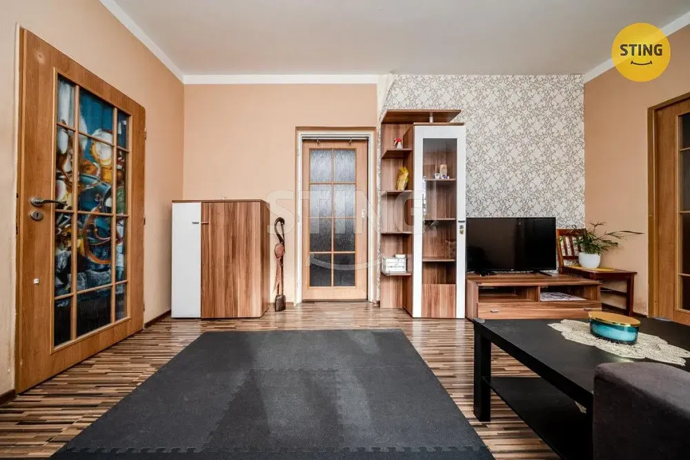 Obývací pokoj; dřevěná podlaha, přirozené světlo, moderní styl