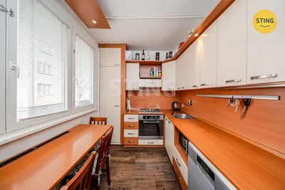 Obývací pokoj; dřevěná podlaha, přirozené světlo, moderní styl