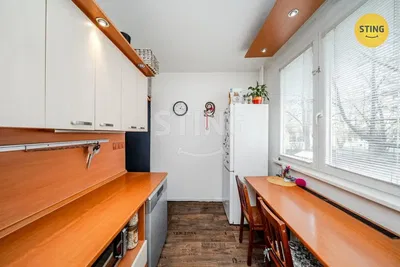 Obývací pokoj; dřevěná podlaha, přirozené světlo, moderní styl