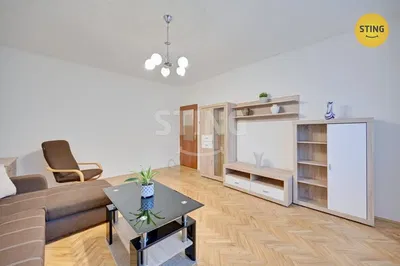 Kuchyně; kuchyňské spotřebiče, dřevěná podlaha, přirozené světlo, moderní styl