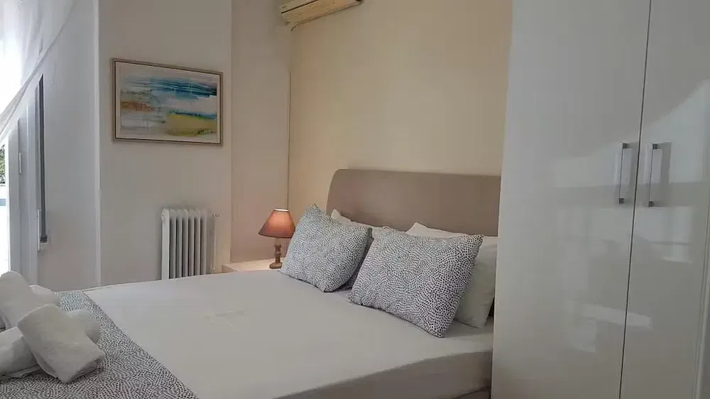 Κουζίνα; συσκευές κουζίνας, ξύλινο πάτωμα, φυσικό φως, μοντέρνο στυλ