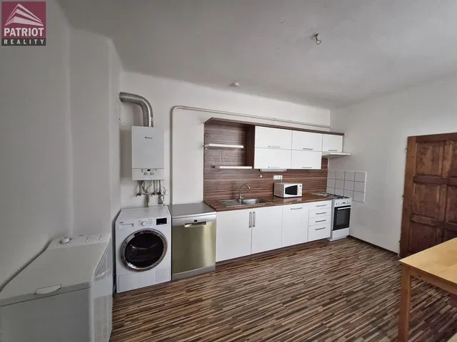 Хол; дървен под, естествена светлина, модерен стил, високи тавани