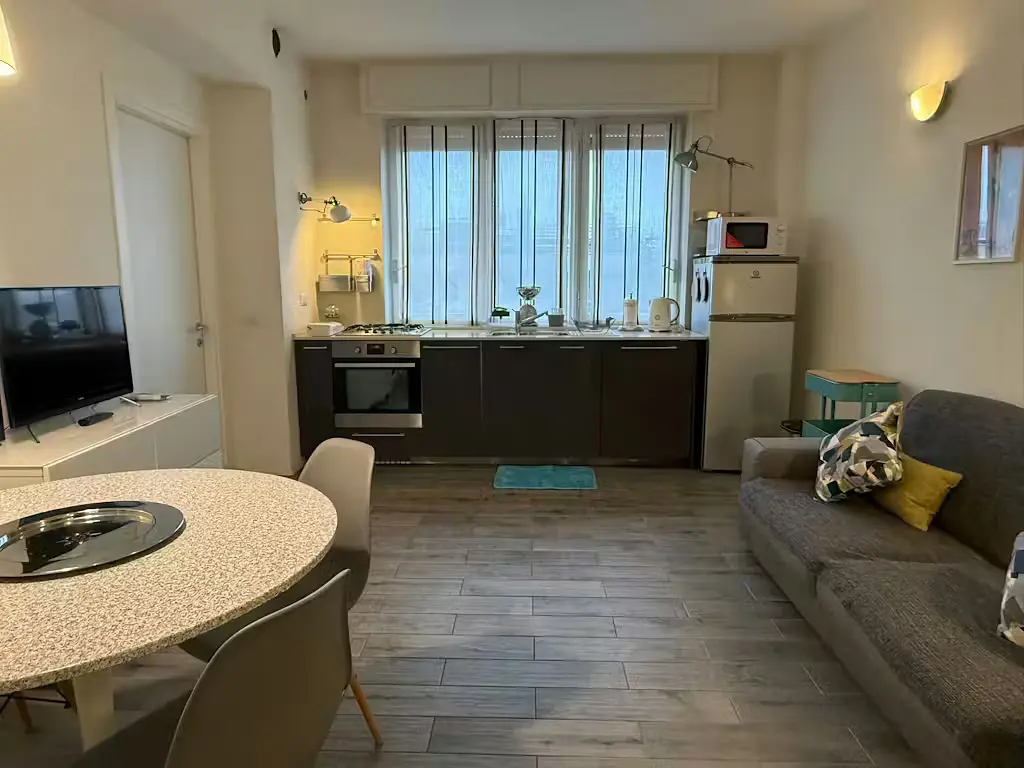 Keuken; keukenapparatuur, houten vloer, natuurlijk licht, moderne stijl