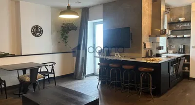 Хол; дървен под, естествена светлина, модерен стил