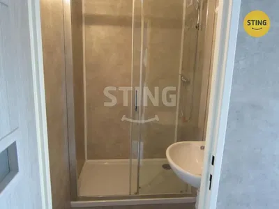 Küche; küchengeräte, holzboden, tageslicht, moderner stil