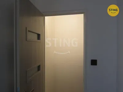 Wohnzimmer; holzboden, tageslicht, moderner stil, hohe decken