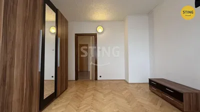 Wohnzimmer; holzboden, tageslicht, moderner stil