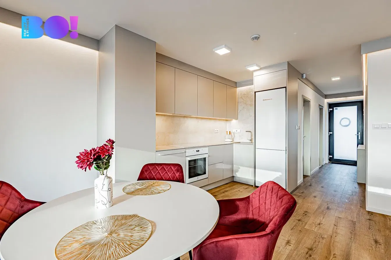 Wohnzimmer; holzboden, tageslicht, moderner stil