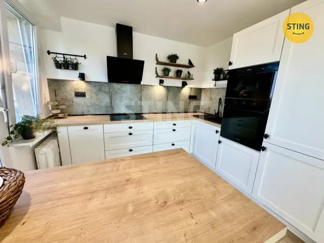 Κουζίνα; συσκευές κουζίνας, πλακάκια, φυσικό φως, μοντέρνο στυλ