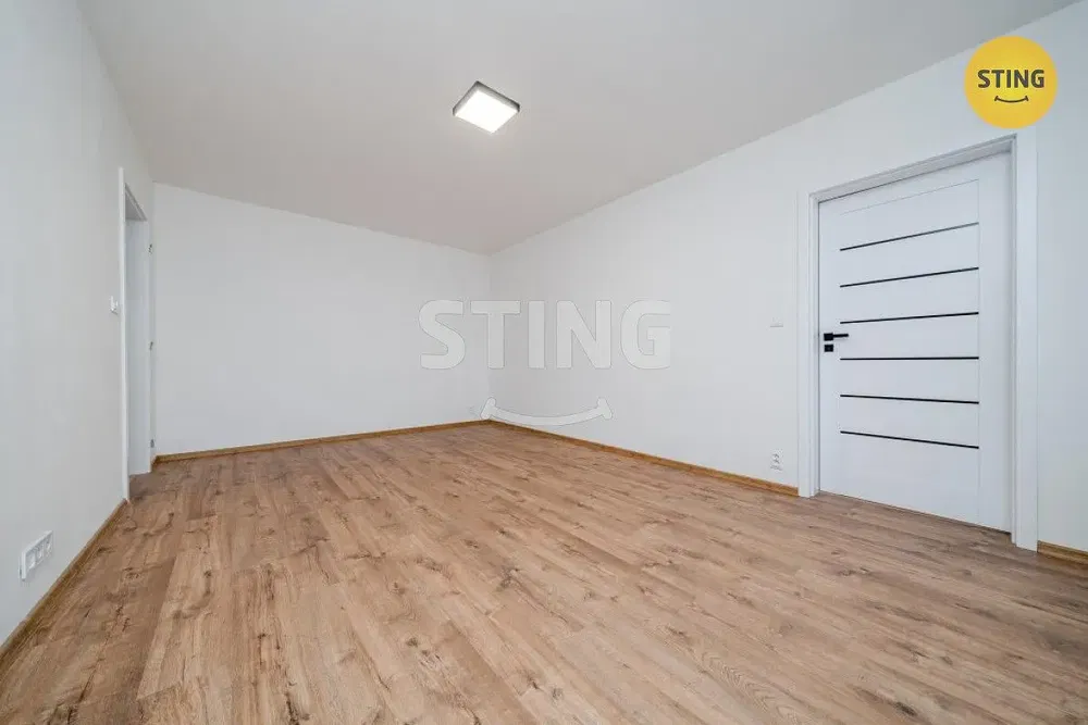 Obývací pokoj; dřevěná podlaha, přirozené světlo, moderní styl