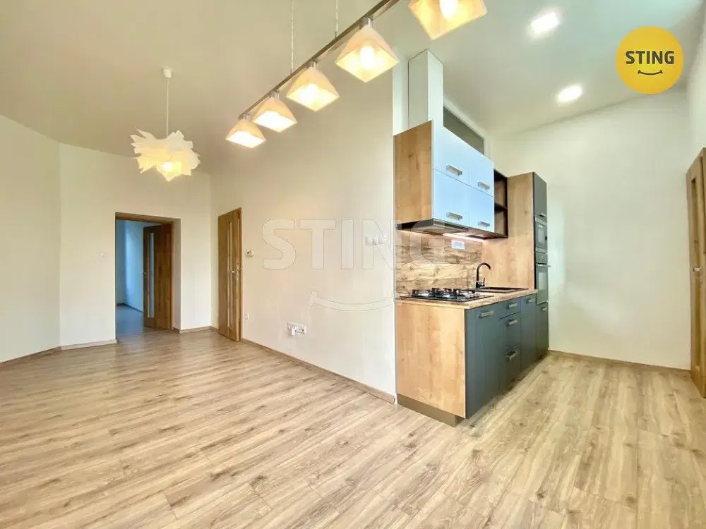 Wohnzimmer; holzboden, tageslicht, moderner stil