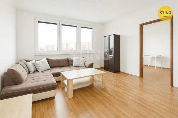 Obývací pokoj; dřevěná podlaha, přirozené světlo, moderní styl, vysoké stropy