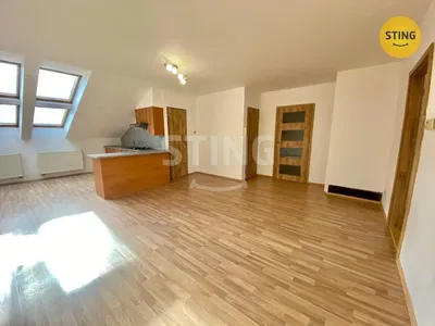 Wohnzimmer; holzboden, tageslicht, moderner stil, hohe decken