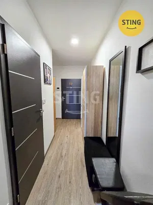 Kuchyně; kuchyňské spotřebiče, dřevěná podlaha, přirozené světlo, moderní styl